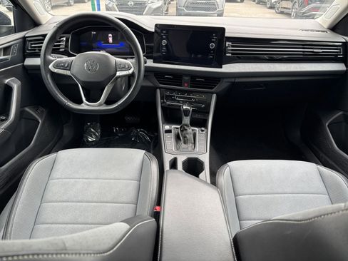 Used 2025 Volkswagen Jetta SE FWD image 42