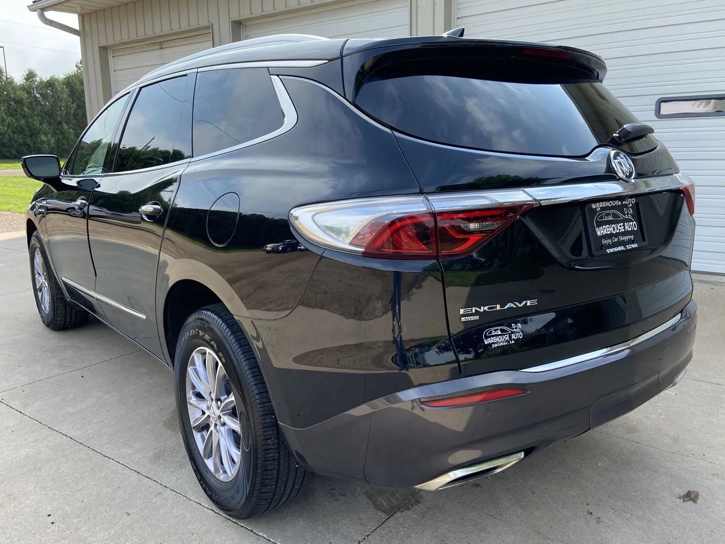 Used 2023 Buick Enclave Essence AWD/4WD image 5