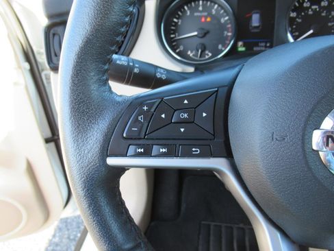 Used 2020 Nissan Rogue SL w/ Premium Package image 18