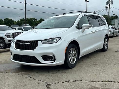 Used 2022 Chrysler Pacifica Touring-L FWD image 2
