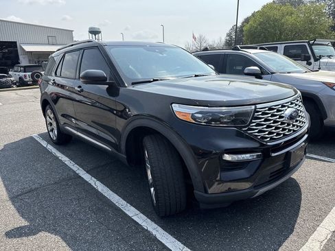 Used 2020 Ford Explorer Platinum w/ Premium Technology Package image 2