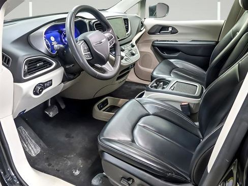 Used 2023 Chrysler Pacifica Touring-L FWD image 9