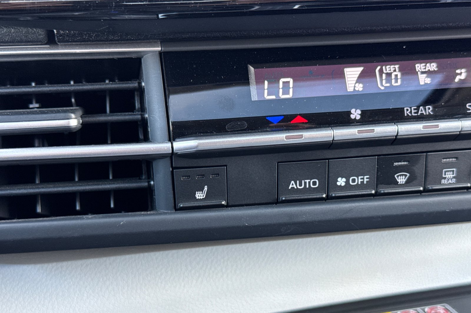 Used 2025 Toyota Sienna XLE FWD image 30
