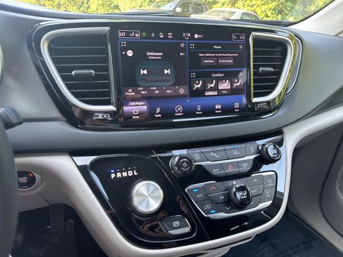 Used 2023 Chrysler Pacifica Touring-L FWD image 18