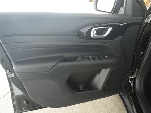 New 2026 Jeep Compass Latitude image 8