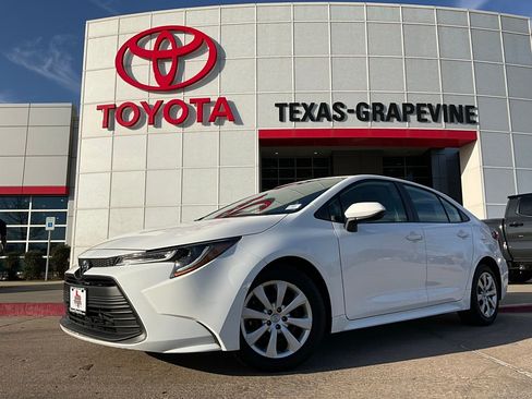 Used 2025 Toyota Corolla LE image 2