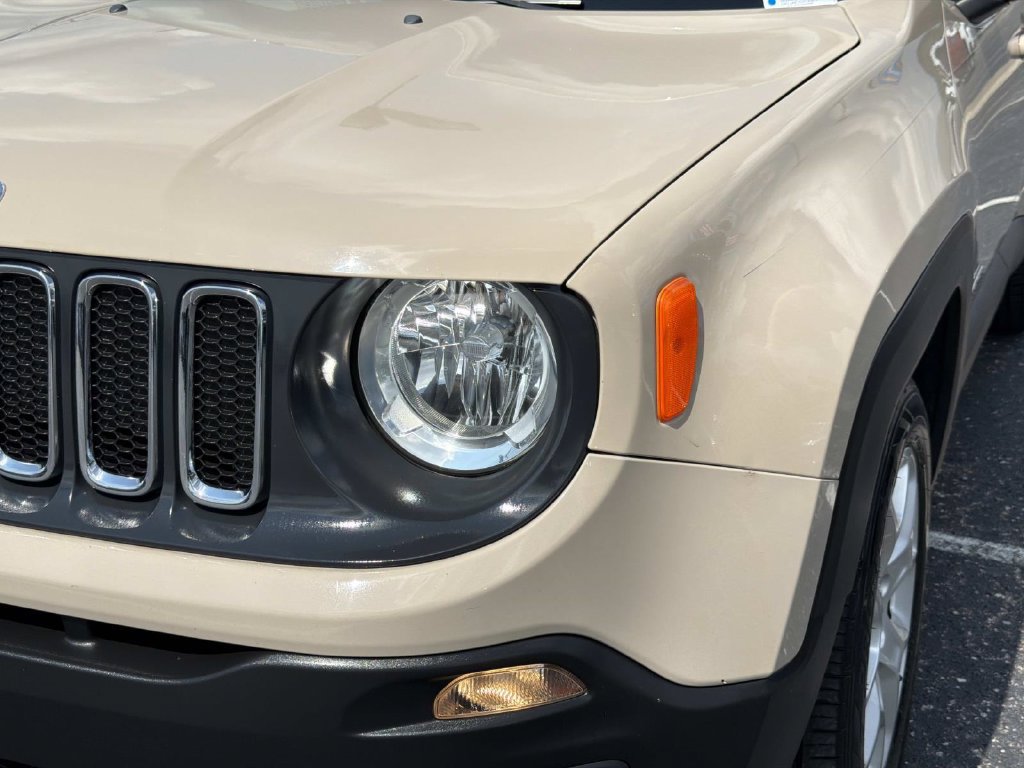 Used 2016 Jeep Renegade Latitude FWD image 9