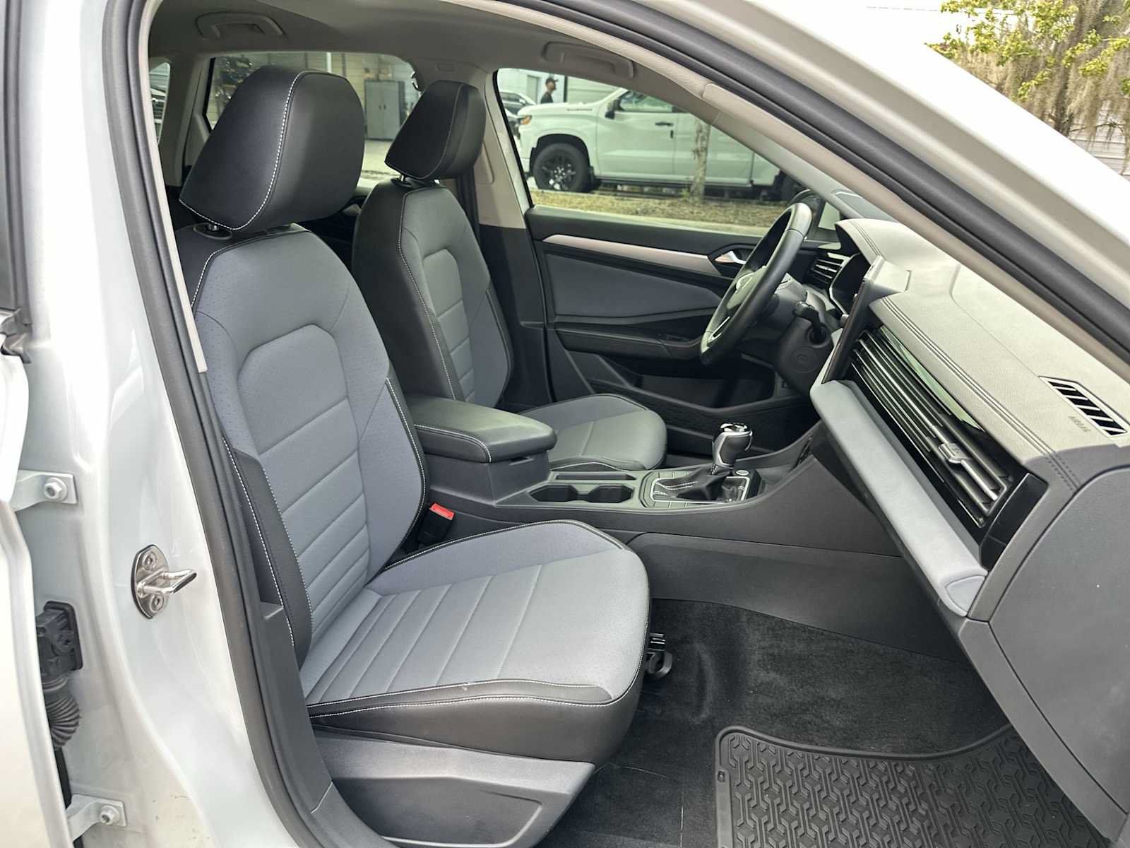Used 2025 Volkswagen Jetta SE FWD image 19