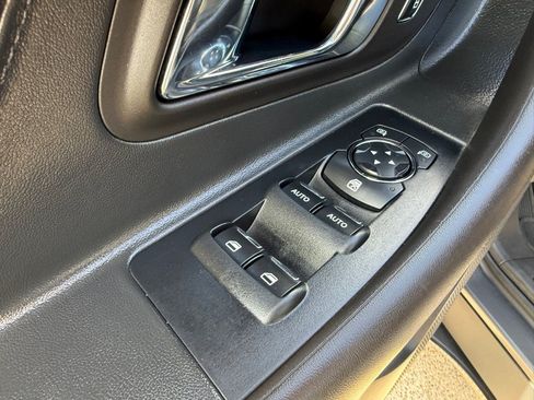 Used 2013 Ford Taurus Limited FWD image 19