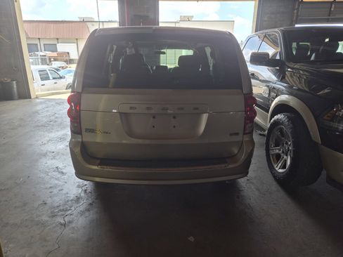 Used 2014 Dodge Grand Caravan SE w/ Quick Order Package 29E SE FWD image 3