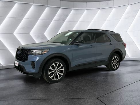 Used 2025 Ford Explorer ST-Line image 3