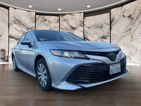 Used 2019 Toyota Camry LE image 3