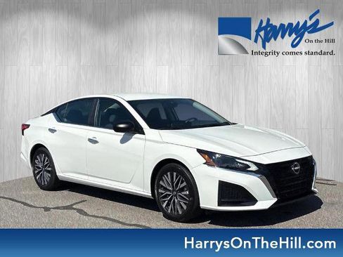 Used 2025 Nissan Altima 2.5 SV image 1