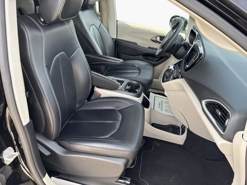 Used 2024 Chrysler Pacifica Touring-L image 29