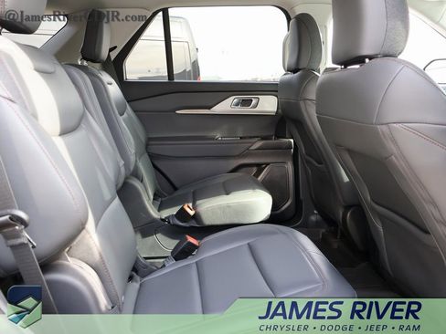 Used 2025 Ford Explorer Active w/ Active Comfort Package image 12