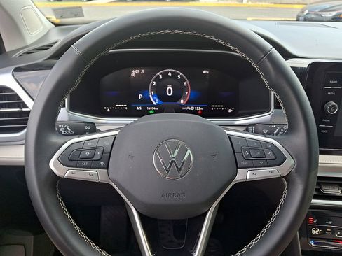 Certified 2025 Volkswagen Taos SE w/ Panoramic Sunroof Package AWD/4WD image 19