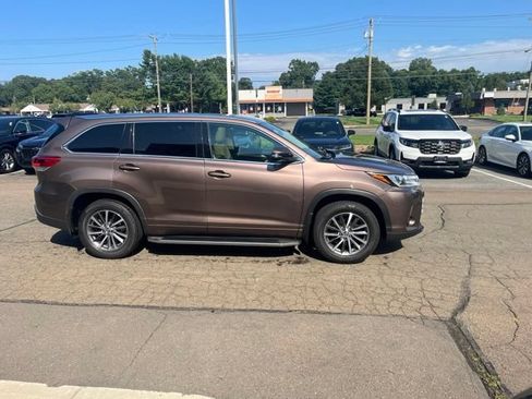 Used 2017 Toyota Highlander XLE AWD/4WD image 20