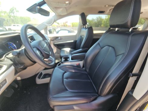 Used 2023 Chrysler Pacifica Touring-L FWD image 6
