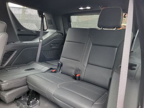 Used 2023 GMC Yukon SLT w/ SLT Premium Package image 11
