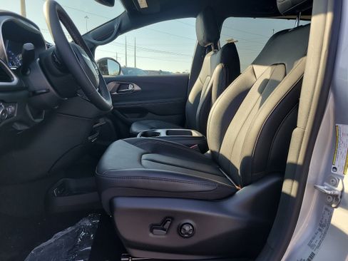 New 2026 Chrysler Pacifica Select image 15