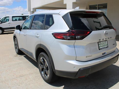 Used 2025 Nissan Rogue SV AWD/4WD image 9