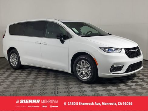 New 2026 Chrysler Pacifica Select image 1