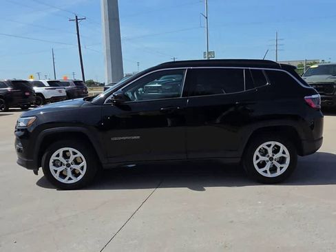 Used 2025 Jeep Compass Latitude w/ Sun & Sound Group AWD/4WD image 5