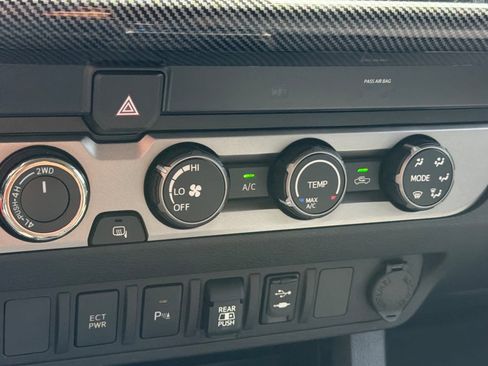 Used 2019 Toyota Tacoma SR5 AWD/4WD image 17