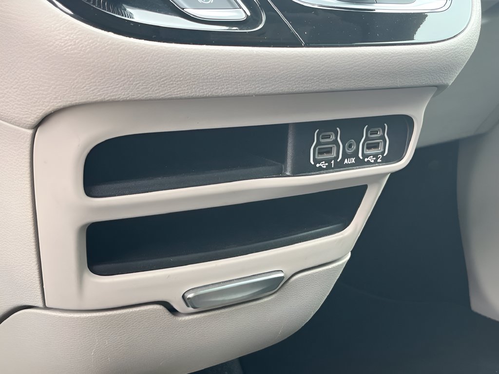 Used 2023 Chrysler Pacifica Touring-L FWD image 25