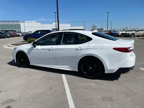 Used 2025 Toyota Camry SE image 3