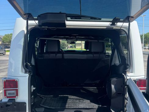 Used 2014 Jeep Wrangler Unlimited Sahara w/ Connectivity Group AWD/4WD image 5