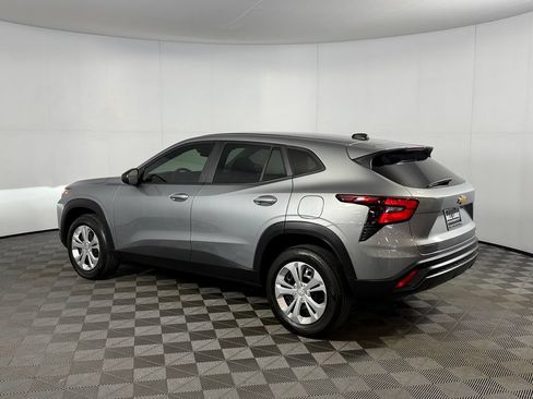 Used 2024 Chevrolet Trax LS w/ Driver Confidence Package FWD image 9