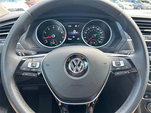 Used 2020 Volkswagen Tiguan SE w/ Panoramic Sunroof Package image 29