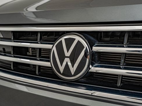 Used 2023 Volkswagen Tiguan SE image 3