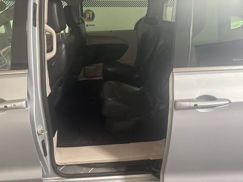 Used 2024 Chrysler Pacifica Touring-L image 17