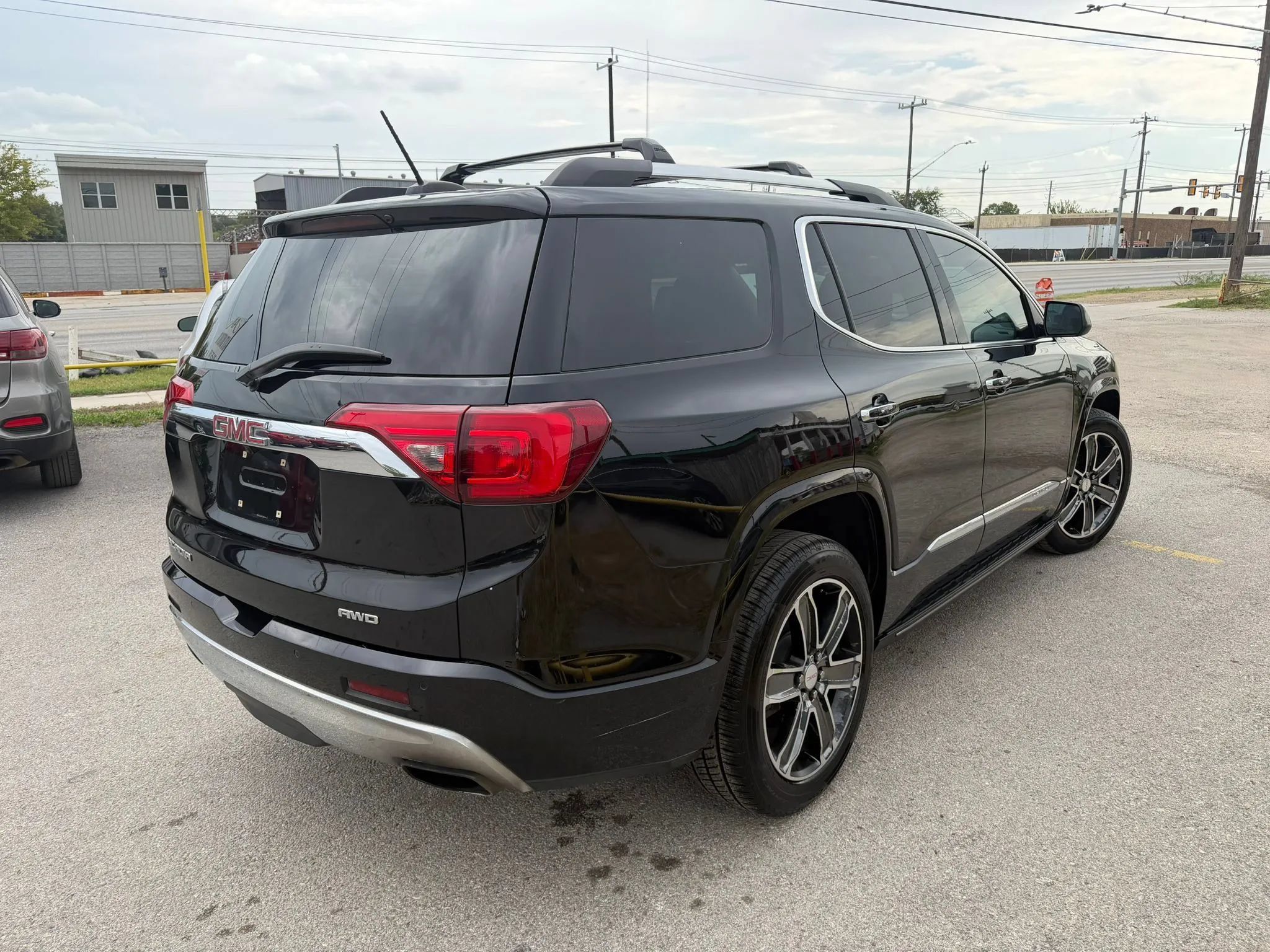 Used 2017 GMC Acadia Denali w/ Technology Package AWD/4WD image 3
