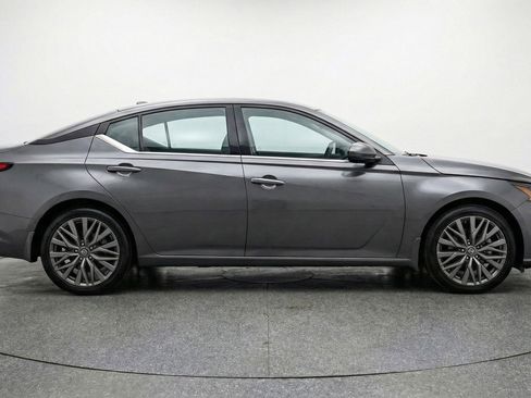 Used 2025 Nissan Altima 2.5 SV image 11