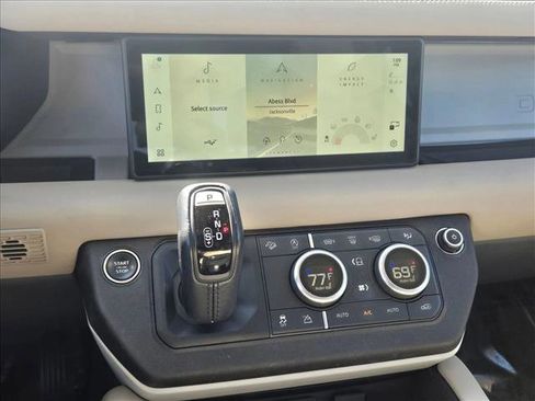 Used 2024 Land Rover Defender 90 S image 11