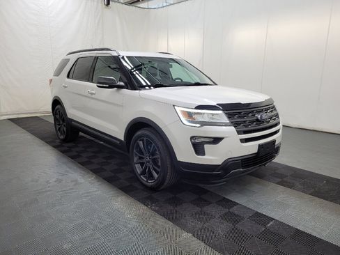 Used 2018 Ford Explorer XLT w/ Equipment Group 202A AWD/4WD image 13