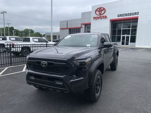 Certified 2025 Toyota Tacoma TRD Off-Road AWD/4WD image 4