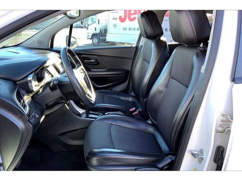 Used 2021 Chevrolet Trax LT image 27