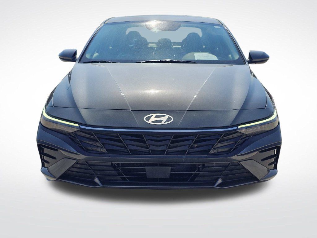 Used 2025 Hyundai Elantra Limited FWD image 2
