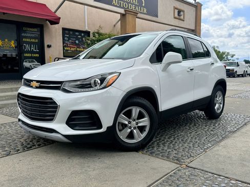 Used 2020 Chevrolet Trax LT w/ LT Convenience Package FWD image 1