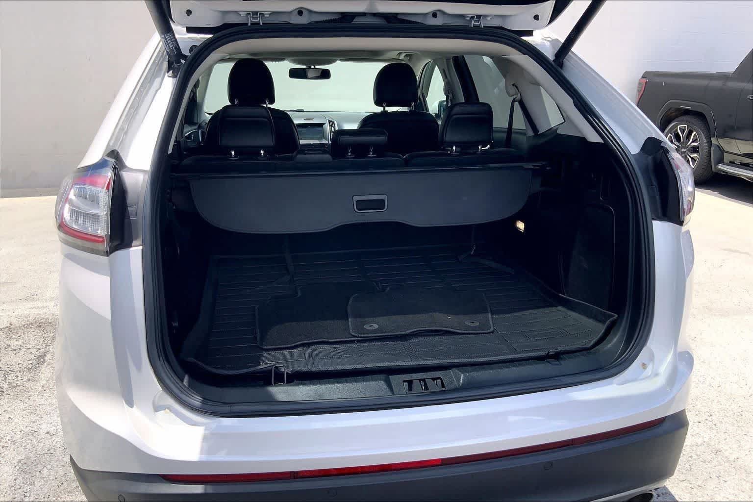 Used 2018 Ford Edge Titanium w/ Equipment Group 301A FWD image 18