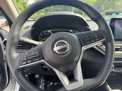 Used 2025 Nissan Altima 2.5 SV FWD image 28