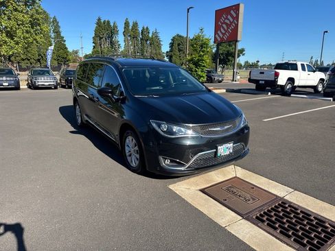 Used 2017 Chrysler Pacifica Touring-L FWD image 7