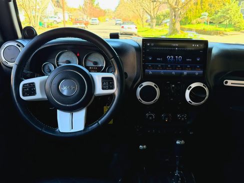 Used 2014 Jeep Wrangler Unlimited Sahara image 15