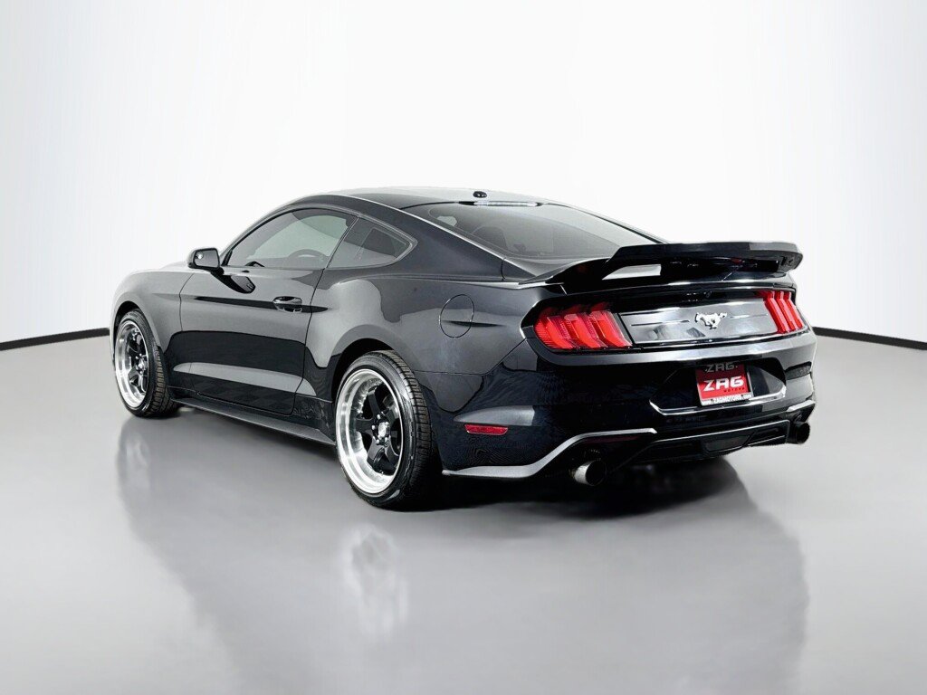 Used 2020 Ford Mustang Coupe RWD image 3