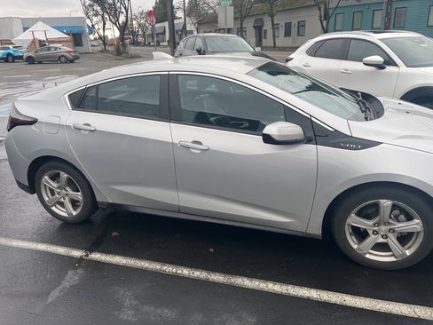 Used 2017 Chevrolet Volt LT w/ Comfort Package image 2
