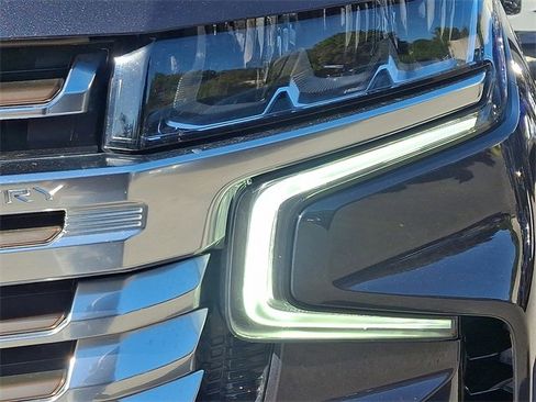 Used 2023 Chevrolet Suburban High Country image 9